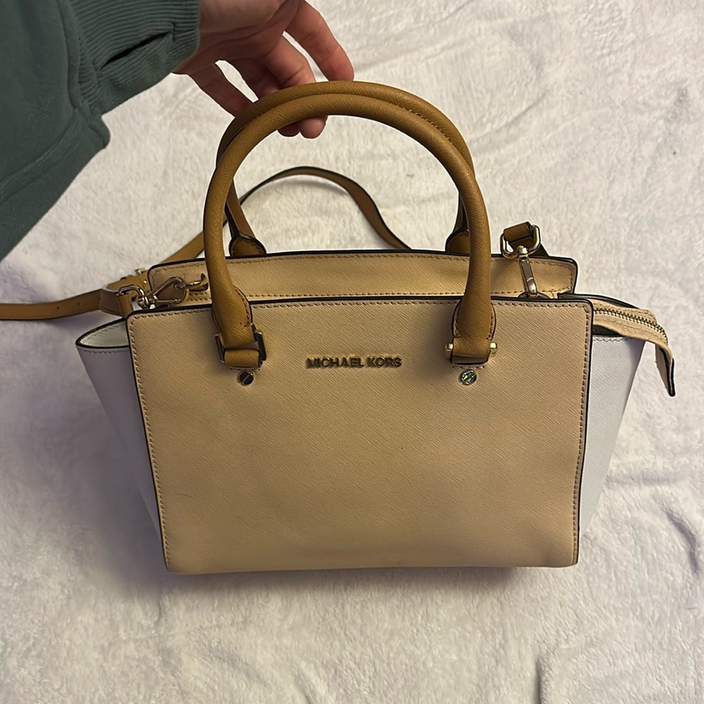 Michael Kors crossbody. - Picture 5 of 11